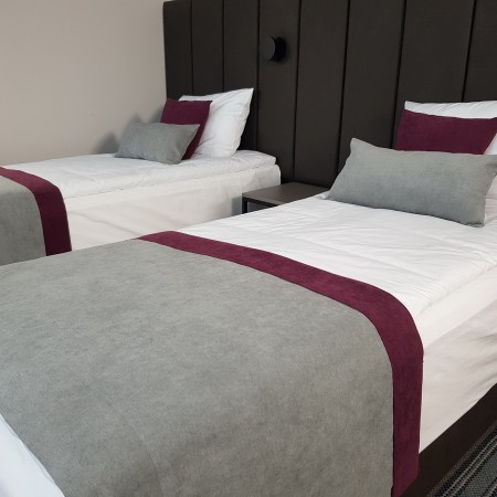 Szal na łóżko hotelowe.