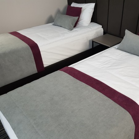 Pasaż na łóżko hotelowe.