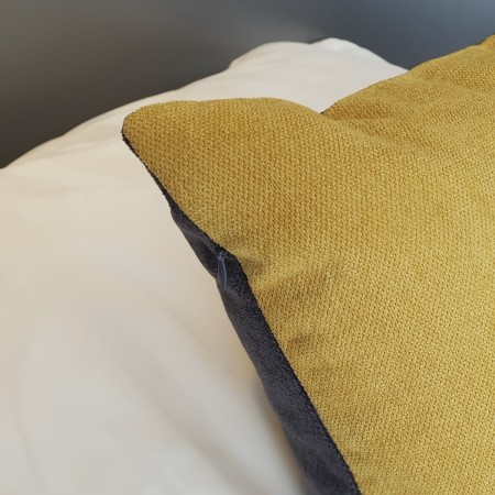 Poszewka ozdobna, detal.