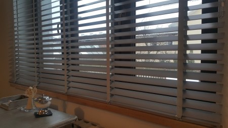 Wewnętrzne żaluzje drewniane 50mm do kuchni.