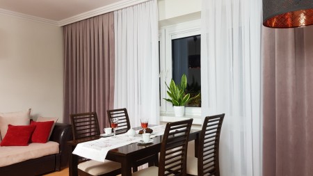 Aranżacja w salonie z zasłonami MAG 328.