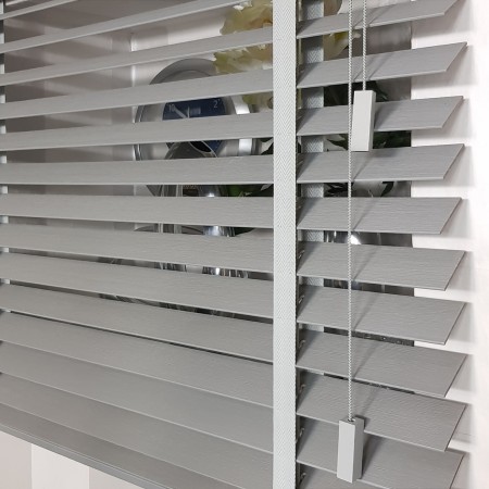 Żaluzje drewniane do salonu