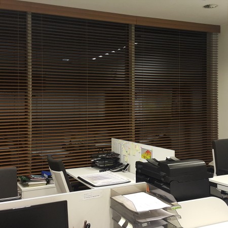 Żaluzje drewniane aranżacje okien.