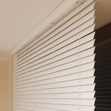 żaluzje drewniane białe szerokie