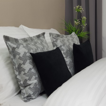 Poszewki dekoracyjne do sypialni.