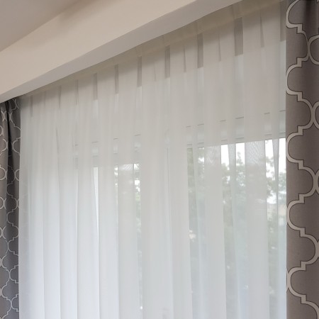 Firana biała gładka.