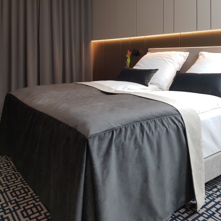 Narzutka szal na łóżko hotelowe.