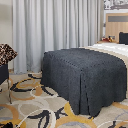 Narzutka szal na łóżko rozm. 90x80x55 cm.