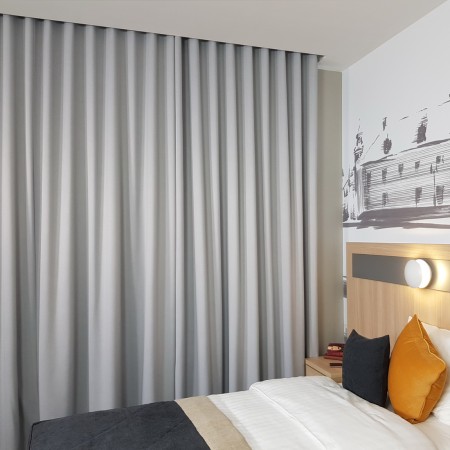 Zasłony zaciemniające z atestem niepalności.