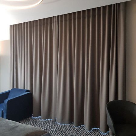 Zasłony niepalne hotelowe gotowe.