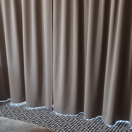 Zasłony trudnopalne do hotelu.
