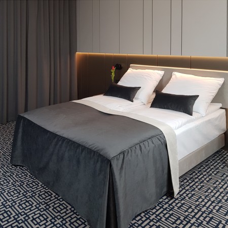 Narzuta na łóżko do hotelu.