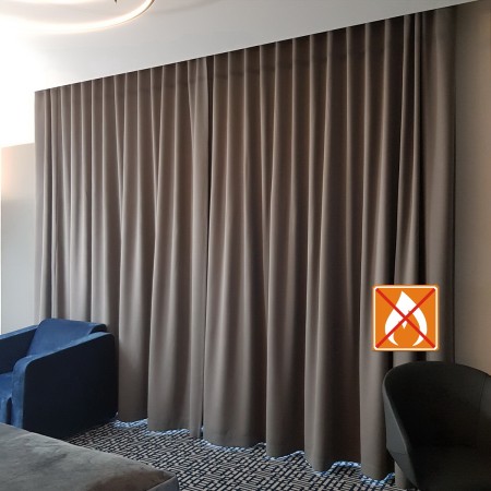 Hotelowe zasłony z atestem niepalności.