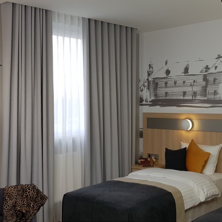 Firanka hotelowa z atestem niepalności.