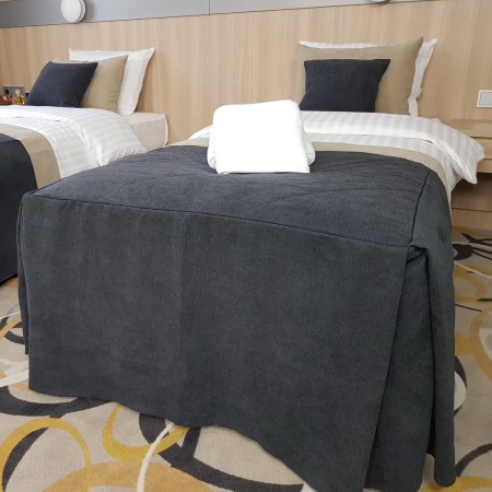 Pasaż na łóżko hotelowe.