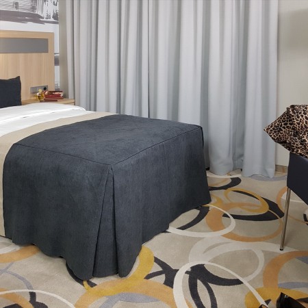 Narzutka szal na łóżko rozm. 90x80x55 cm.