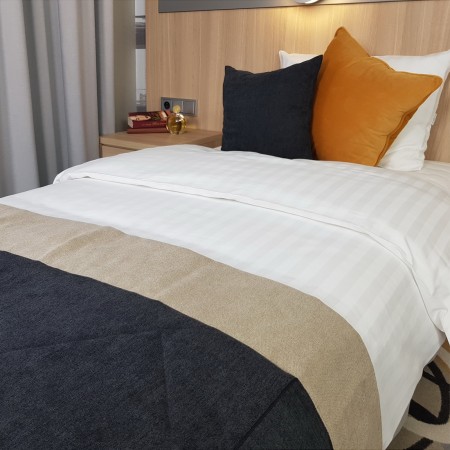 Narzutka szal na łóżko hotelowe.