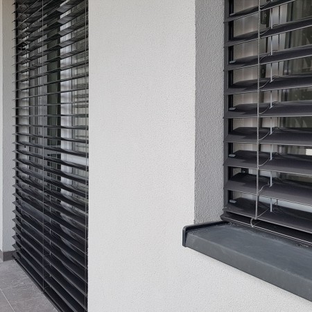 Żaluzje fasadowe montaż na elewacji