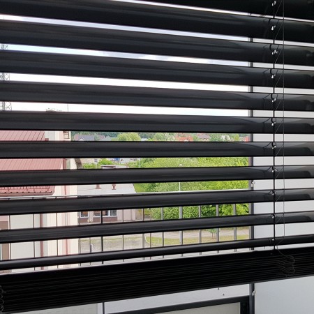 Żaluzje fasadowe prowadnice.