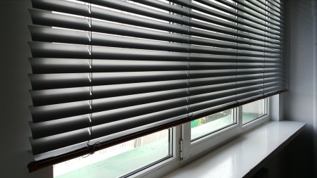 Żaluzje aluminiowe ze sterowaniem łańcuszkowym.