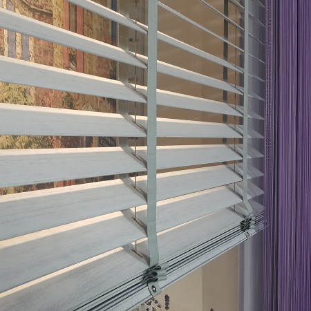 Żaluzje wewnętrzne drewniane na wymiar.