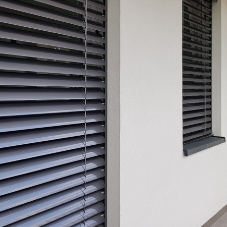 Żaluzje fasadowe elektryczne.