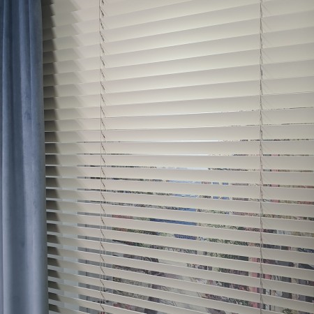 Żaluzje drewniane gotowe.