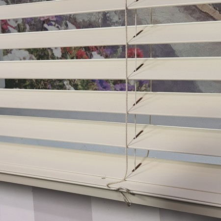 Żaluzje drewniane do okien.