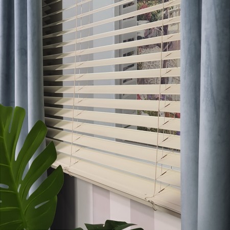 Żaluzje drewniane z zasłonami.