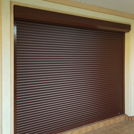 Zamknięta/zasunięta roleta elewacyjna.