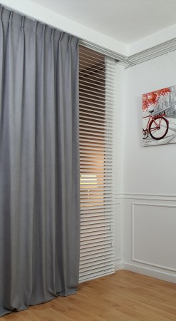 Zasłona gotowa na haczykach.