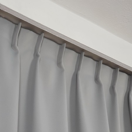 Szara zasłona zaciemniająca na fleksach.