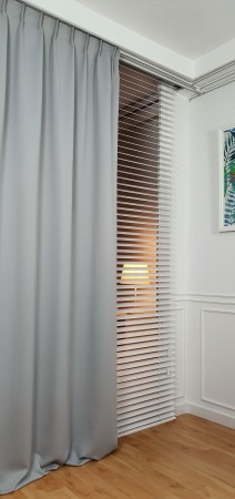 Aranżacja do salonu zasłony blackout i żaluzje.