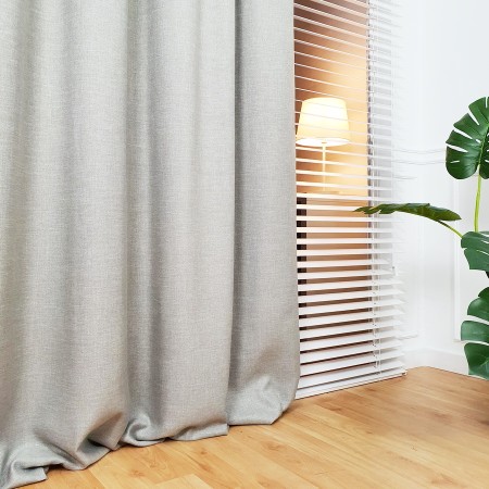 Zasłona beżowa zaciemniająca do pokoju.