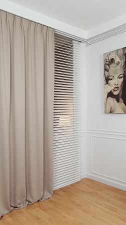Zasłony blackout beżowe na fleksach.