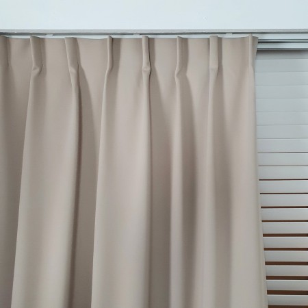 Zasłony zaciemniające blackout na fleksach.