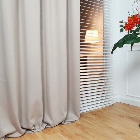 Zasłona blackout zaciemniająca, beżowa.