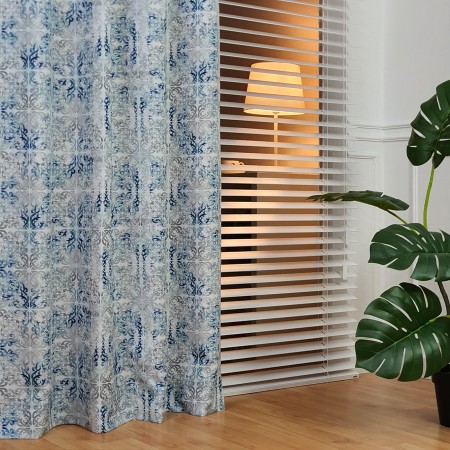 Zasłona z niebieskim motywem na taśmie.