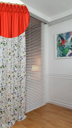 Kwiatowa zasłona gotowa na taśmie.