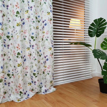 Zasłony z motywem kwiatowym.