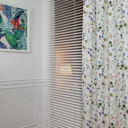 Zasłony z motywem kwiatów.