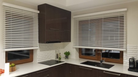 Wewnętrzne żaluzje drewniane do kuchni.