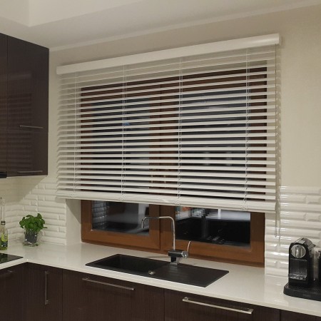 Żaluzja drewniana 50mm w kolorze białym.