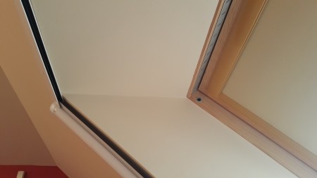 Rolety zaciemniające w kolorze beżowym do okien dachowych.