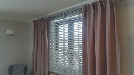 Wewnętrzne żaluzje drewniane 50mm do pokoju.