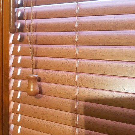 Drewniana żaluzja 25mm, detal.