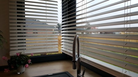 Drewniane żaluzje wewnętrzne 50mm do kuchni.