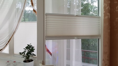 Wewnętrzna żaluzja VS2 na okno balkonowe.