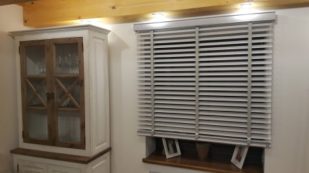 Żaluzje drewniane 50mm do pokoju.