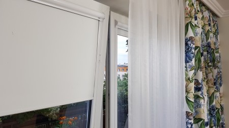 Biała Roleta zaciemniająca w kasecie do salonu.jpg